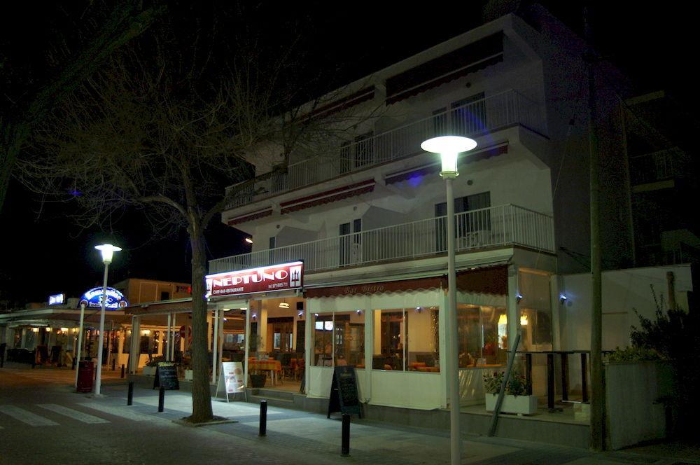 Caces Hostal Neptuno מראה חיצוני תמונה